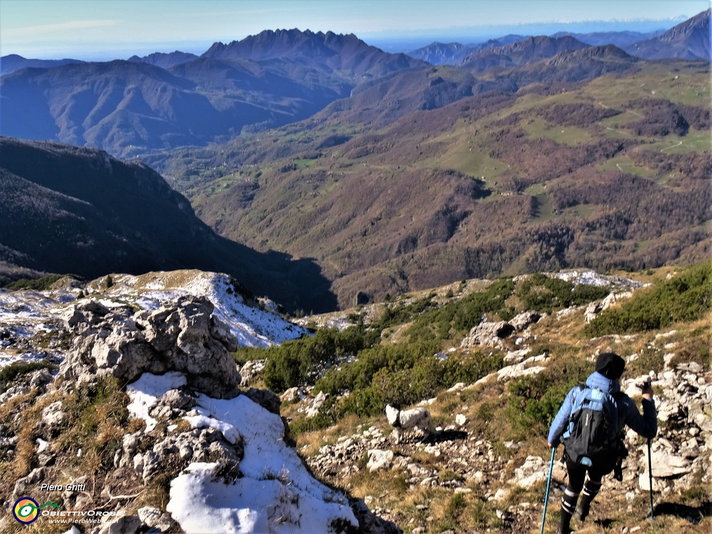 59 Scendiamo con bella vista in Val Taleggio e Resegone.JPG